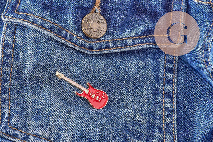Broche pins guitare émail rouge doré 42mm, x1 (G10168)
