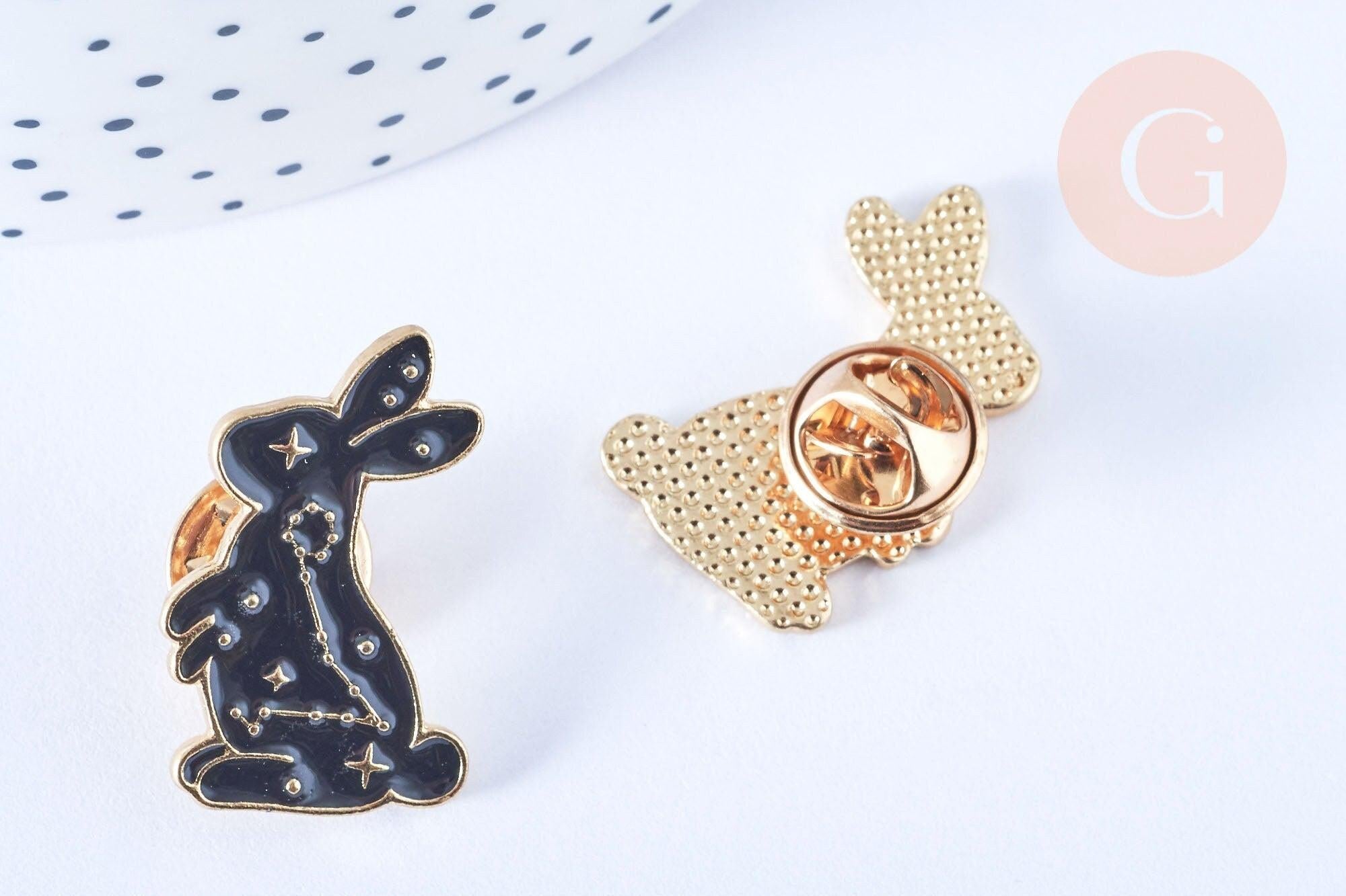 Broche pins lapin motif mystique noir doré émail 26x17mm, décoration veste, x1 (G6617)