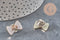 Broche pin's noeud blanc plastique & fer doré 18.5mm, x1 (G11331)