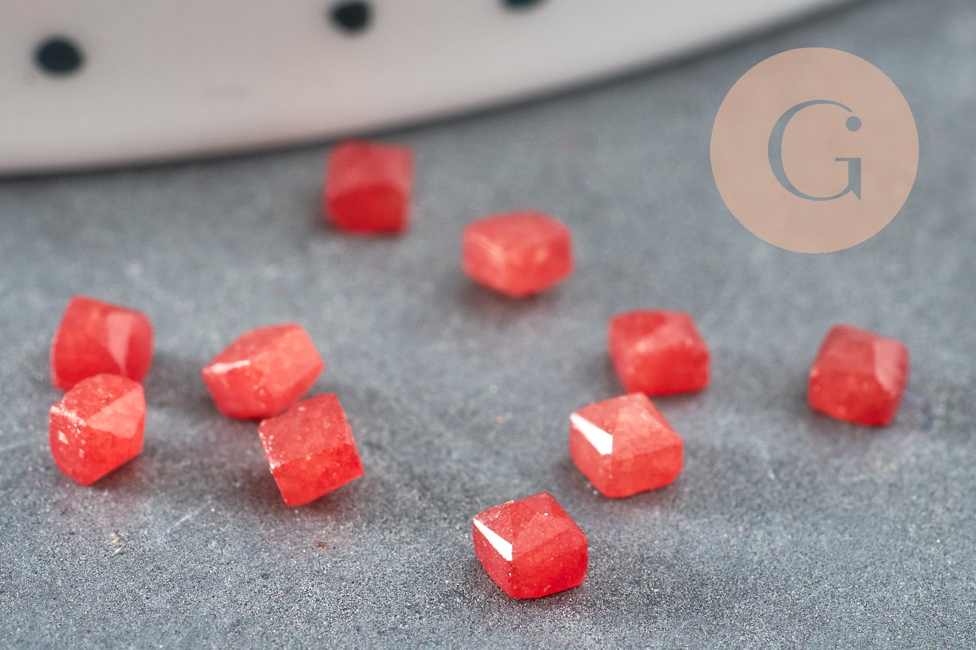 Cabochon carré jade naturel teinté rouge facetté 2.5mm, x1 G8599