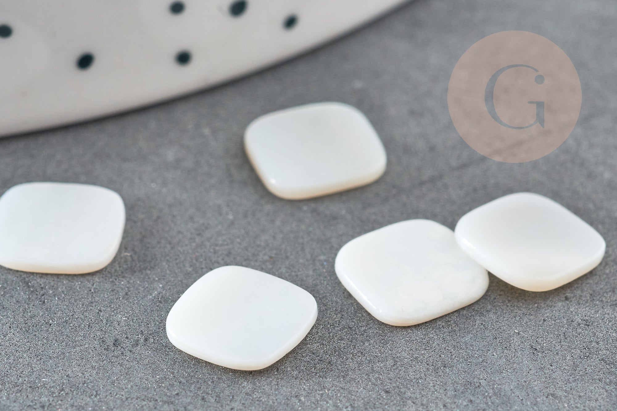 Cabochon carré nacre blanche naturelle 8.5mm, x2 (G5146)