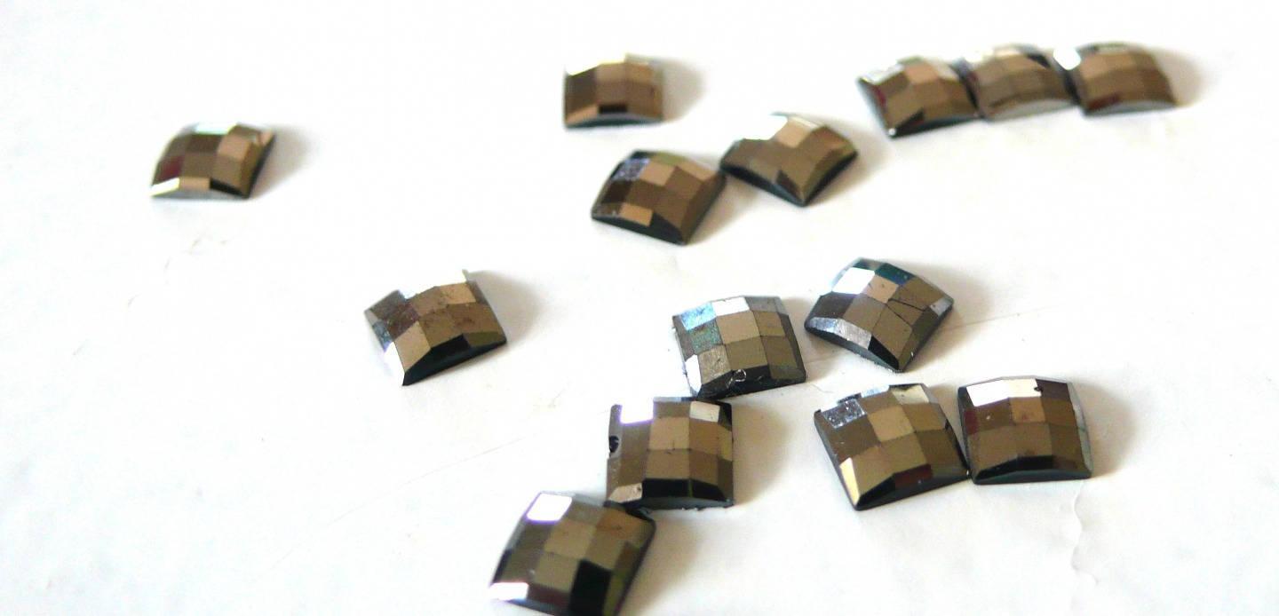 Cabochon carré strass plastique noir reflets 5mm, x5 grammes (G4870)