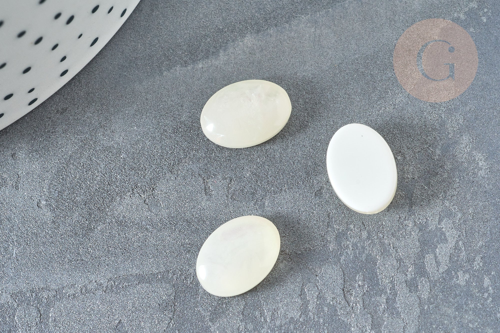 Cabochon ovale résine blanche 14x10x4mm, x1 (G7372)