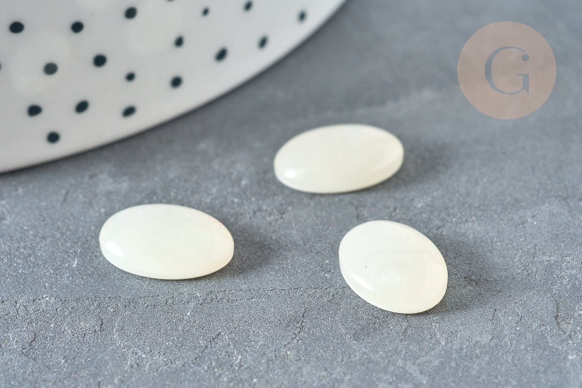 Cabochon ovale résine blanche 14x10x4mm, x1 (G7372)
