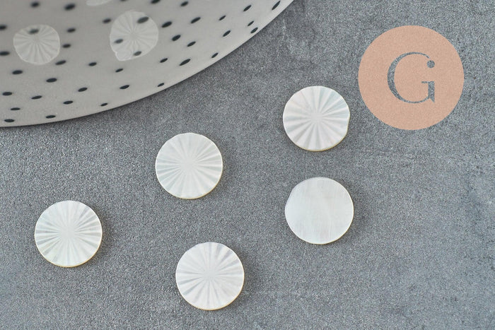 Cabochon rond gravé nacre blanche naturelle 10mm, x1 (G9628)