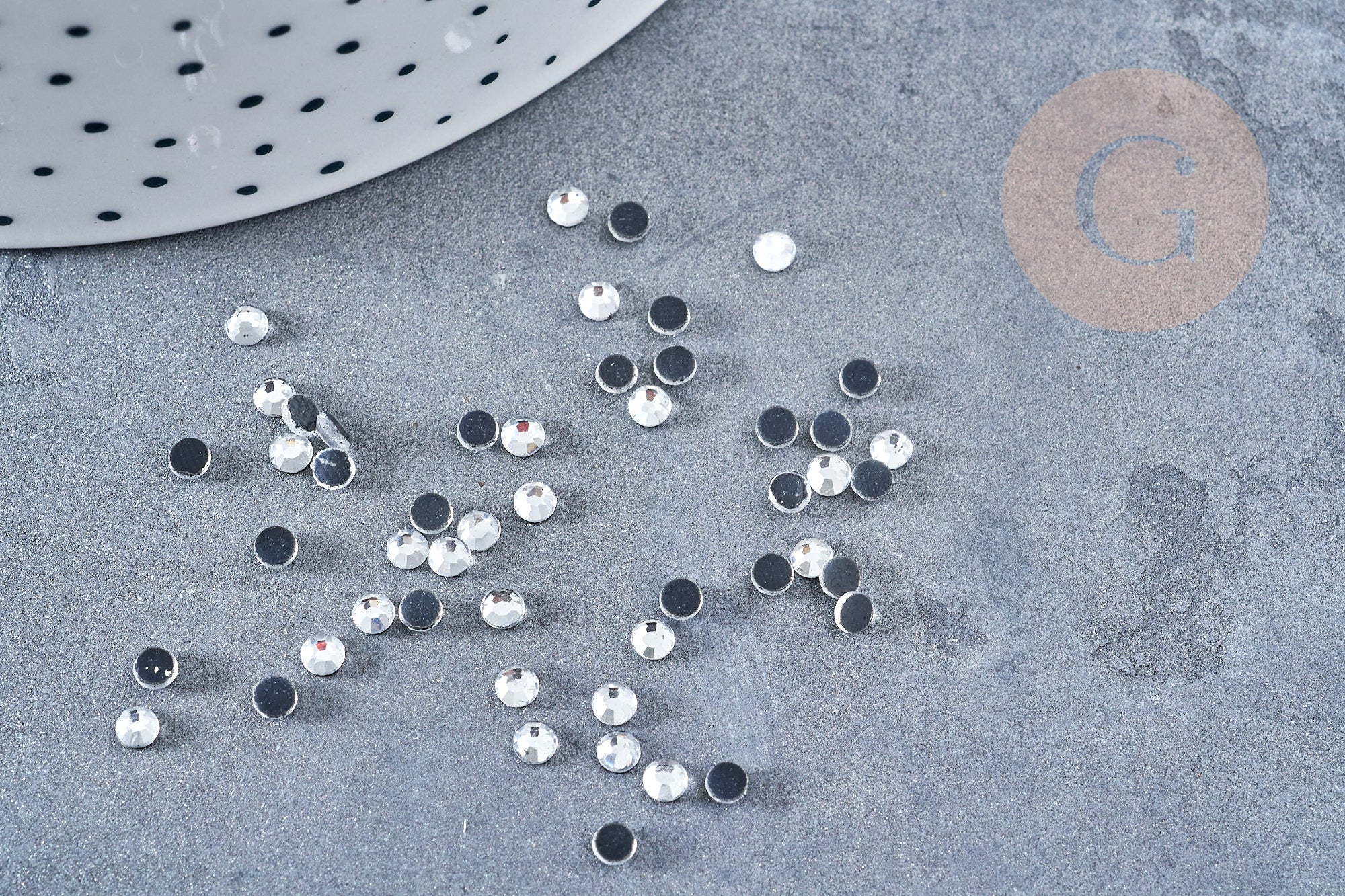 Cabochon rond strass cristaux transparent 2.7mm, x 1 gr (G8683)