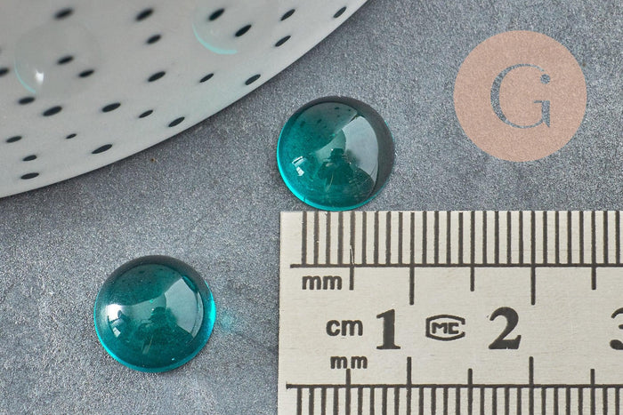 Cabochon rond verre lisse turquoise foncé 10mm, x1 (G8605)