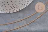 Chaîne plate en laiton brut de 1,5 mm pour bijoux DIY, présentée sur un fond gris texturé.
