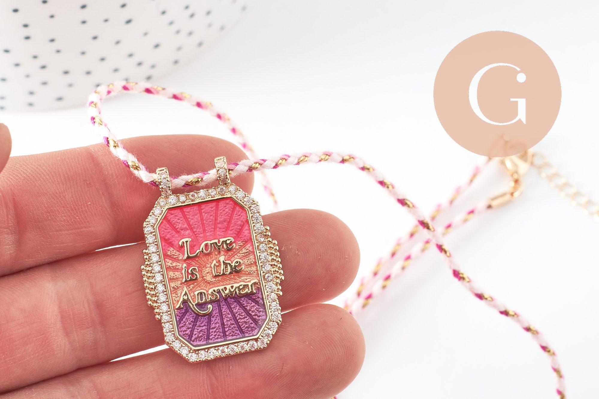 Collier médaille émaillée rose violet LOVE IS THE ANSWER zamac doré, collier cordon tressé 45cm x1 (G9565)