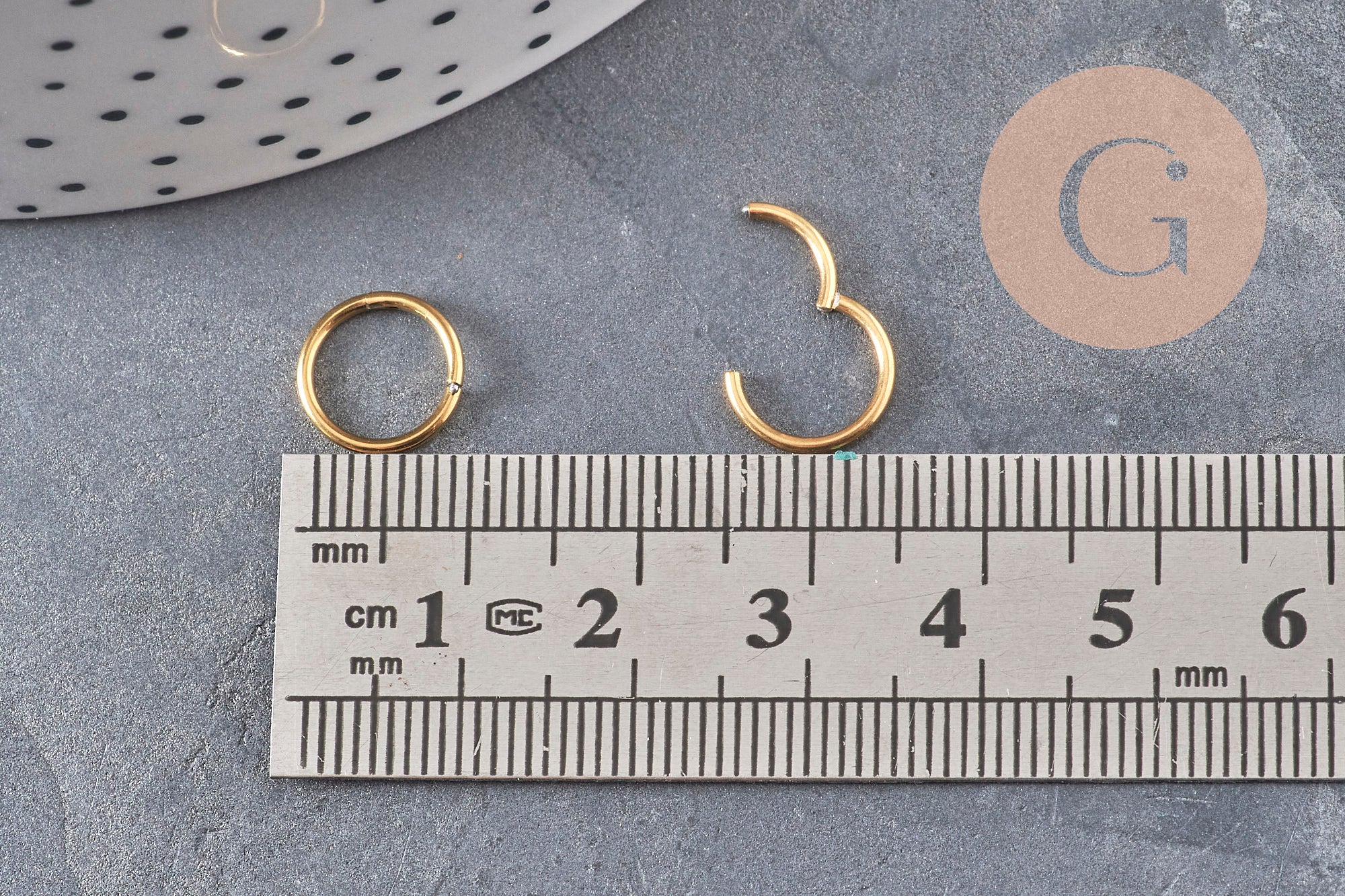 Créoles minimalistes acier 304 inoxydable doré PVD 8mm, la paire (G11081)