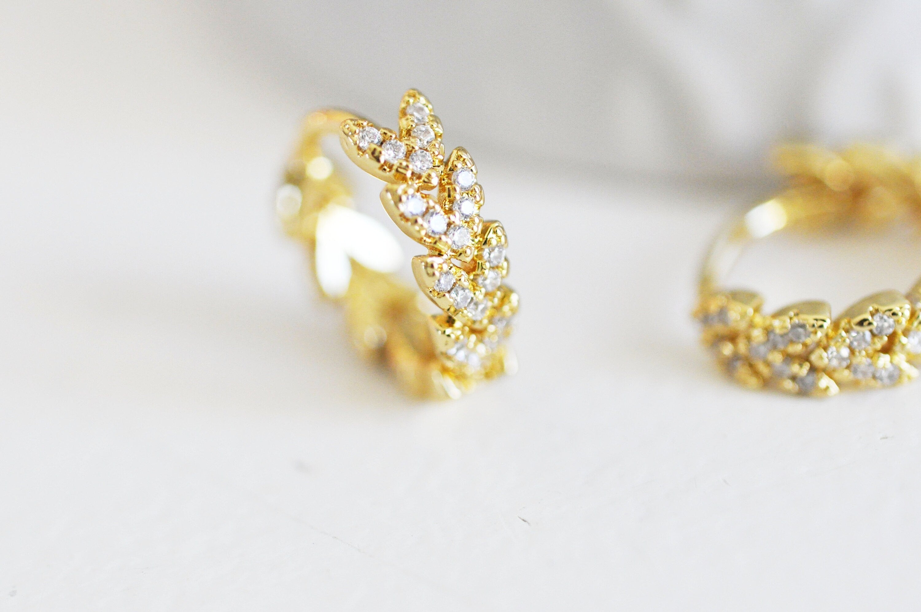 EP Créoles laiton doré 18k Feuille zircon cristal blanc bijoux doré, oreille percée, cadeau anniversaire,paire boucles cristal, 13.5mm,G3150
