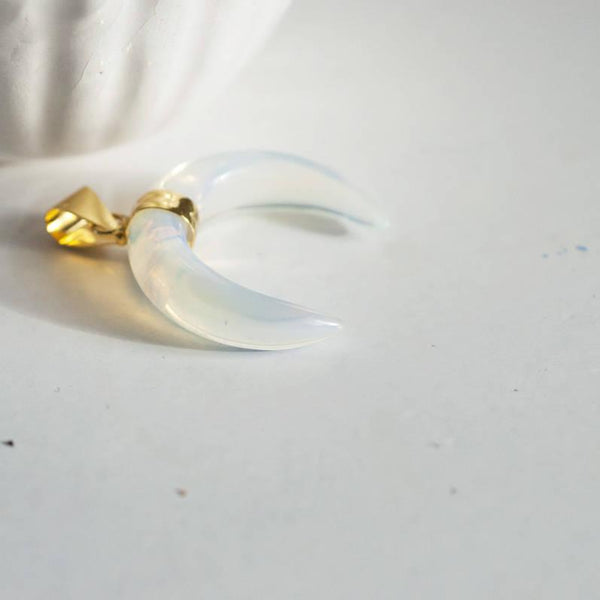 EP Pendentif Lune opalite,opalite blanche,creation bijou, Pendentif bijoux, pendentif pierre,lune, opale, pendentif croissant,32mm