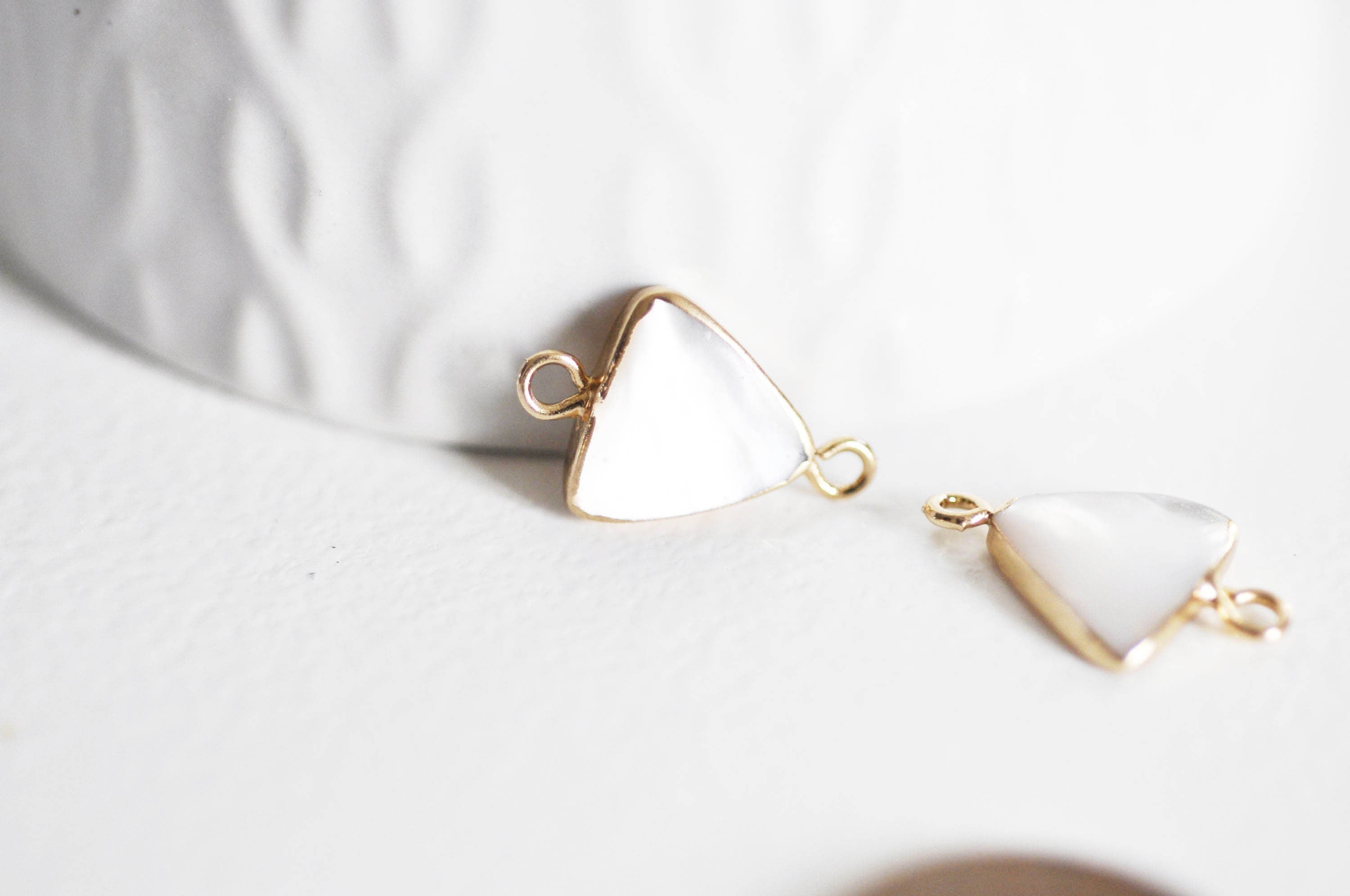 EP Pendentif connecteur triangle nacre blanche naturelle doré,pendentif triangle nacre,coquillage blanc, bijou nacre 19mm-G522
