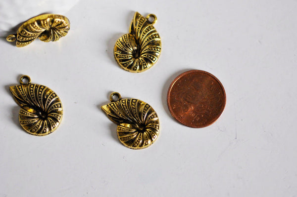 EP Pendentif coquillage doré, coquillage doré, argent tibétain,pendentif doré,coquillage or,création bijoux, x 5,23mm-G1302