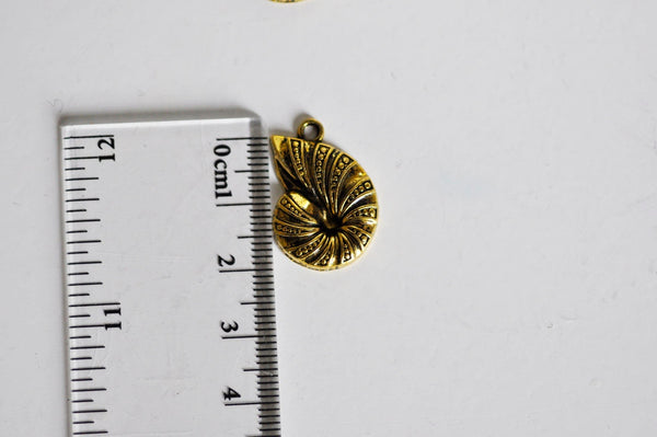 EP Pendentif coquillage doré, coquillage doré, argent tibétain,pendentif doré,coquillage or,création bijoux, x 5,23mm-G1302