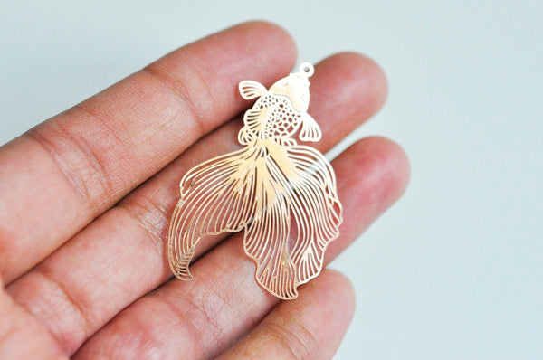 EP-Pendentif estampe filigrane poisson japonais laiton or rose 49x31mm, x 2 G3639