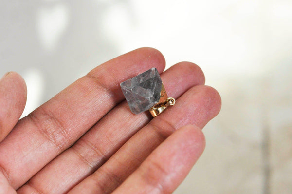 EP Pendentif fluorite,fluorite naturel, pierre brute, création bijoux, pendentif doré, creation bijoux, pierre naturelle, x1,G1516