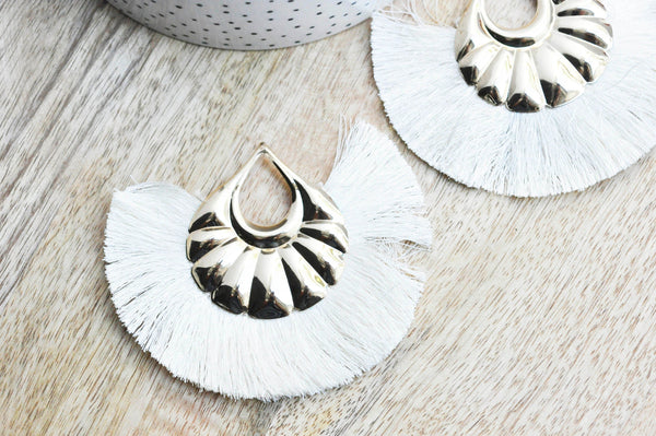 EP -Pendentif large pompon fil blanc écru support doré,pendentif en fil sur support doré, 85-92mm, x 2, G4537