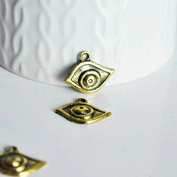 EP Pendentif oeil vieil or,pendentif doré, porte-bonheur,mauvais oeil,argent tibétain doré,création bijoux,x 10,4.5cm-G718