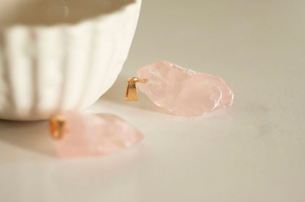 EP Pendentif quartz rose brut, fournitures créatives, pierre brute, création bijoux, pendentif doré, pierre naturelle, pendentif pierre, quartz
