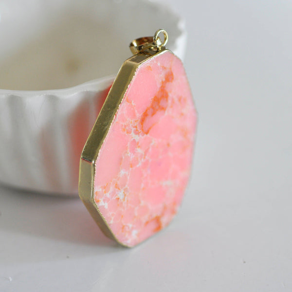 EP Pendentif regalite rose, fournitures créatives, pierre brute,création bijoux, pendentif doré, pierre naturelle,régalite naturelle,G2725,