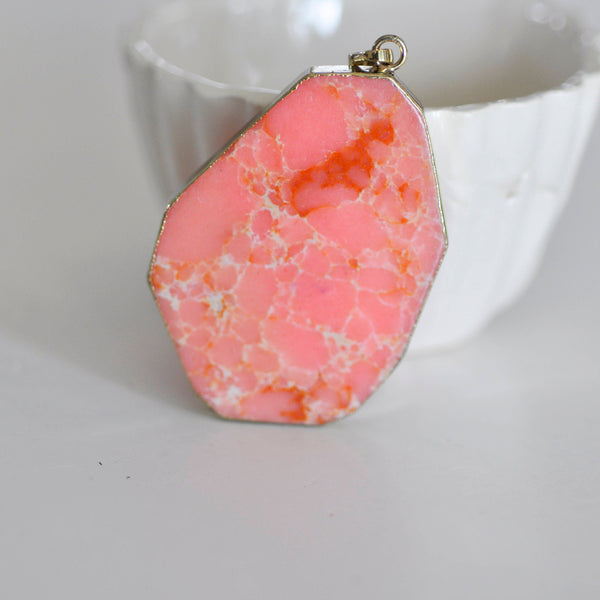 EP Pendentif regalite rose, fournitures créatives, pierre brute,création bijoux, pendentif doré, pierre naturelle,régalite naturelle,G2725,