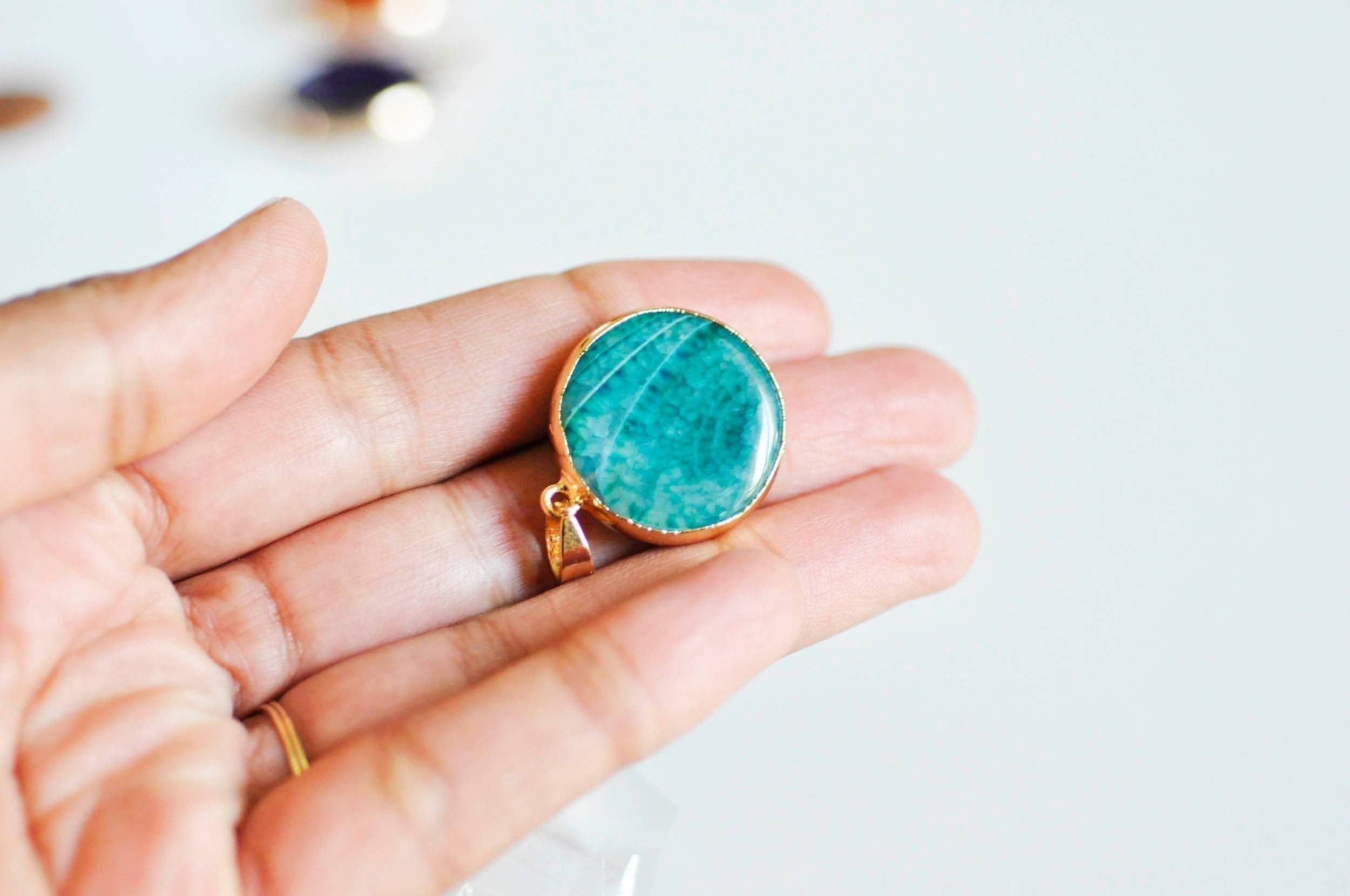 EP Pendentif rond doré agate colorée, support doré, ,agate,pierre naturelle,24mm, x1,G0384