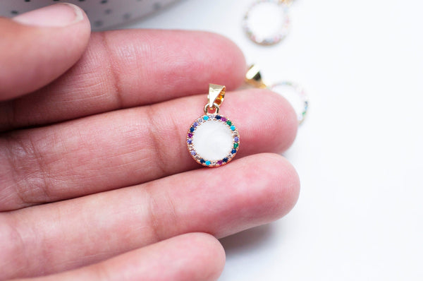 EP-Pendentif rond laiton doré 18K émail blanc et zircons,creation bijoux,coeur doré, pendentif laiton doré,13.5mm, x1 G4739