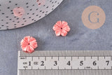 EP-Perle fleur résine rose: Five coral pink flower-shaped beads beside a ruler, ideal for jewelry making. Each bead measures 13mm with a 1mm hole.