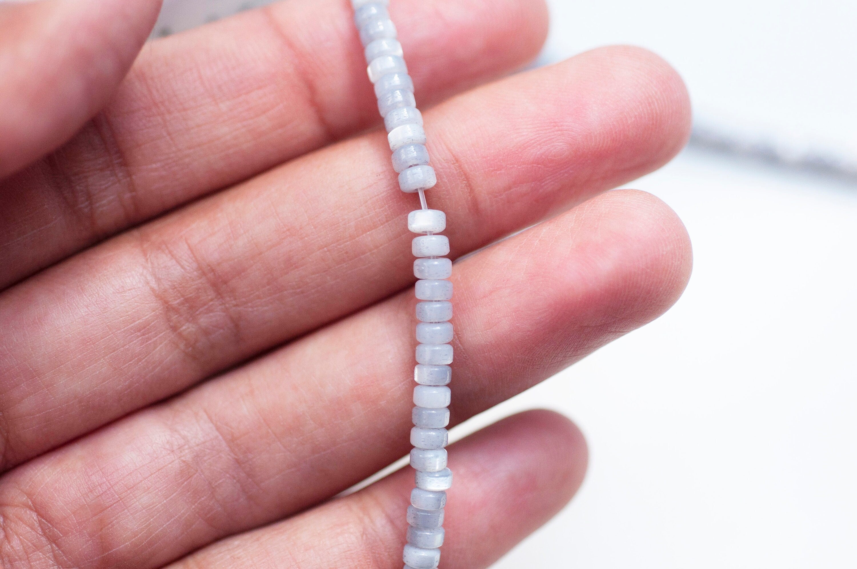EP-perle nacre naturelle heishi gris pastel,tube coquillage coloré,perle coquillage,création bijoux,2x4mm, le fil de 185 perles G4769