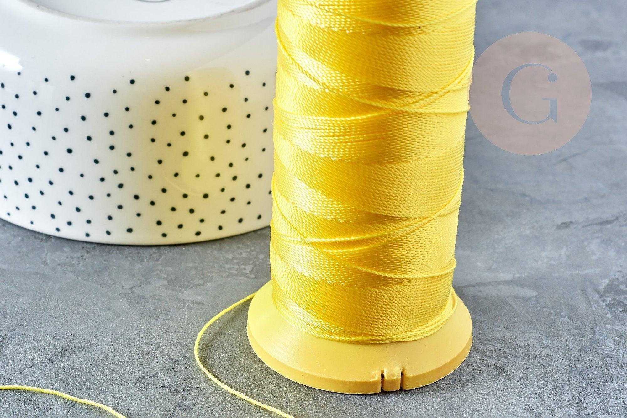 Fil nylon jaune nylon à broder-couture-bijoux 0.8mm , x10 mètres (G8313)