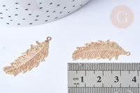 Pendentif Plume laiton doré 33,5mm, breloque laiton doré, x2 (G7789)