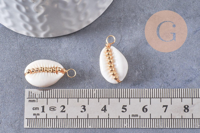 Pendentif coquillages cauri blanc naturels perles & fil dorés 24-30mm, x2 (G10318)