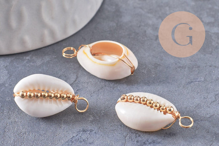 Pendentif coquillages cauri blanc naturels perles & fil dorés 24-30mm, x2 (G10318)