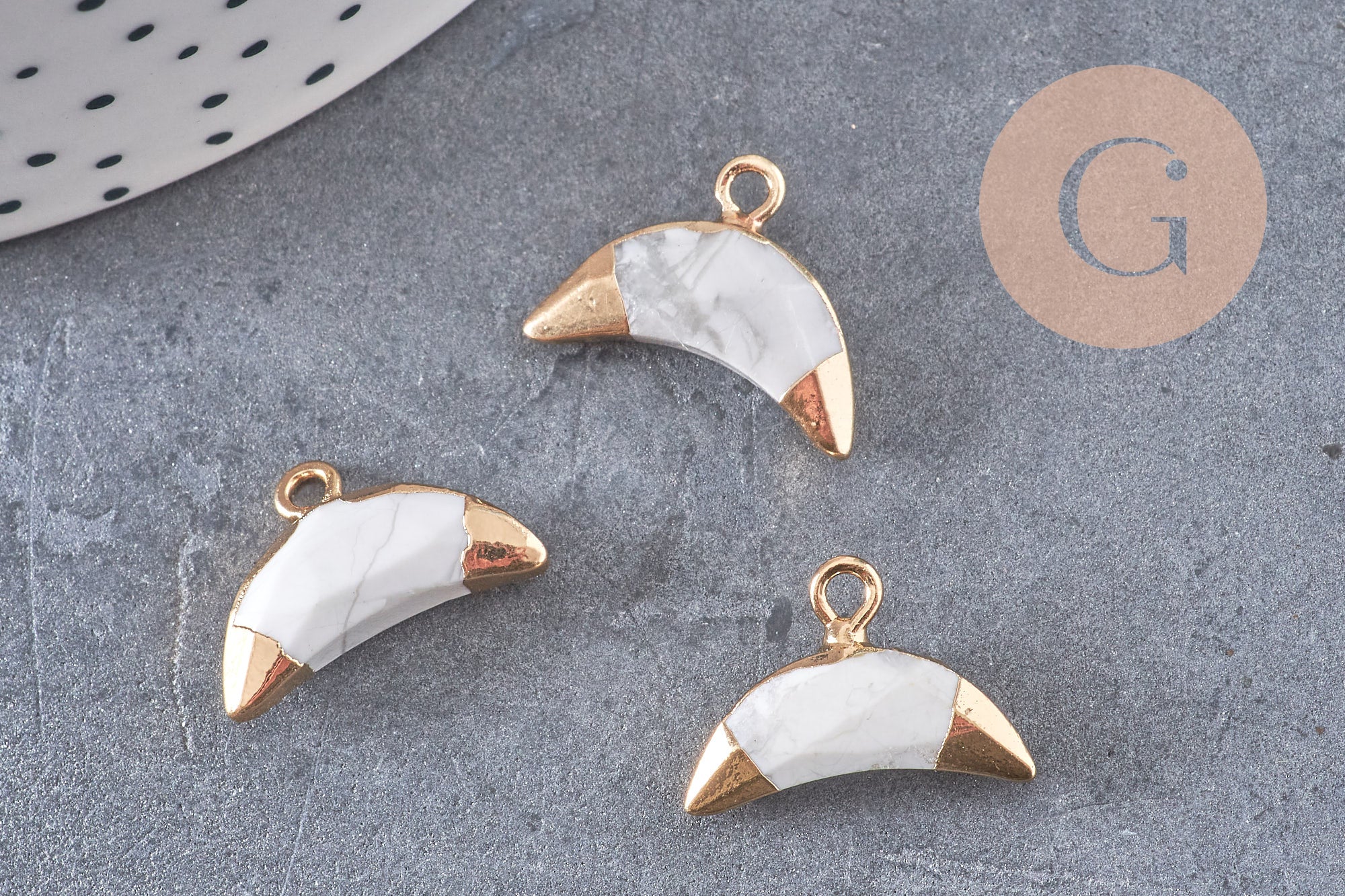 Pendentif croissant lune howlite naturelle doré 18mm, pendentif bijoux pierre naturelle x1 (G1206)