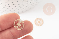 Pendentif estampe filigrane rond fleur laiton doré 13mm, Pendentif très fin et léger, x2 (G4599)
