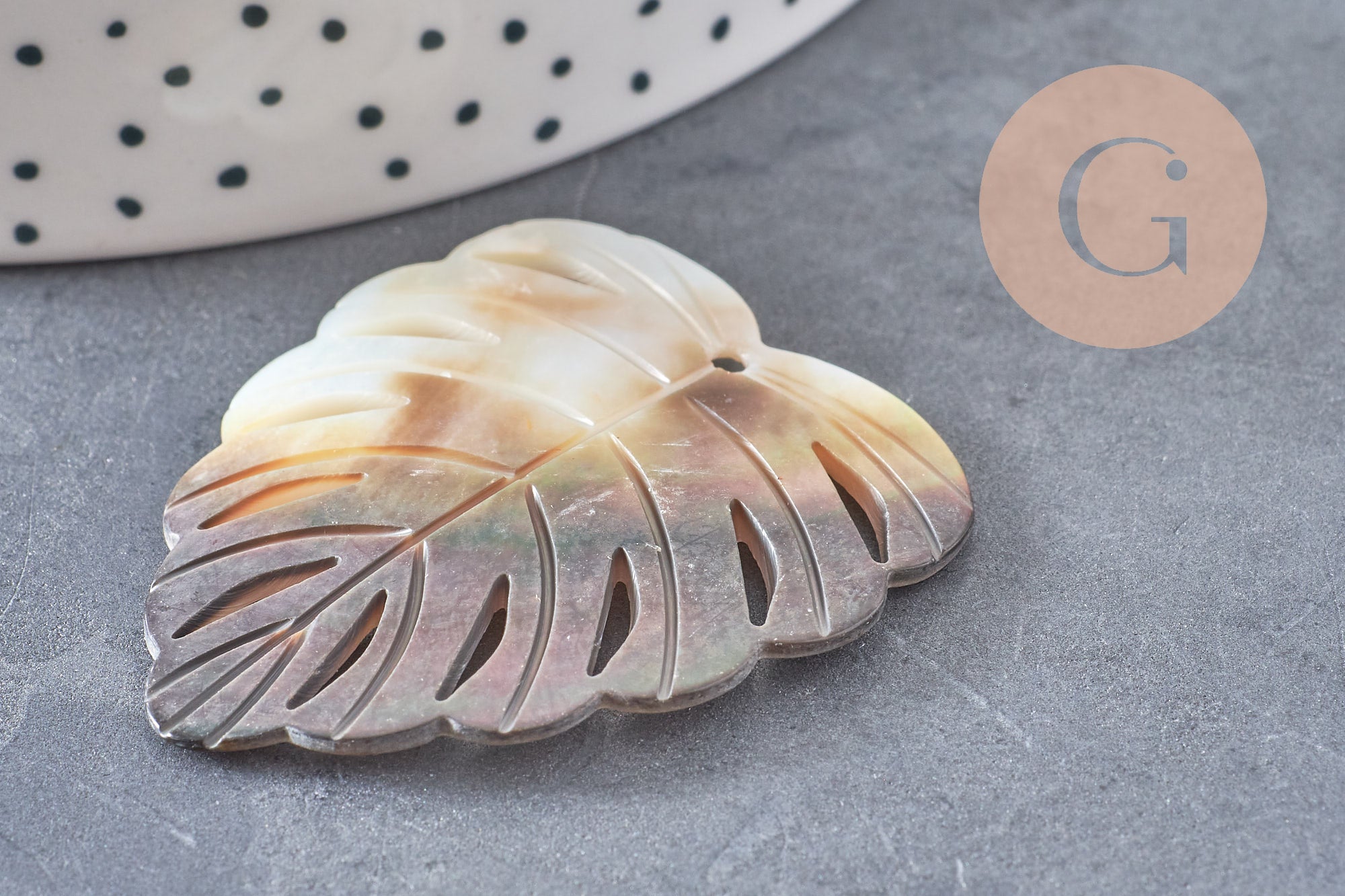 Pendentif feuille nacre naturelle monstera 47-48mm, x1 (G2624)