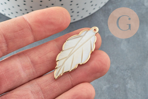 Pendentif feuille nacre naturelle support doré 34-45mm, x1 (G3116)