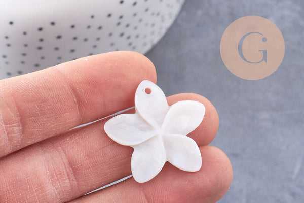 Pendentif fleur à pétales nacre blanche naturelle 31-34.5mm, x2 (G10226)