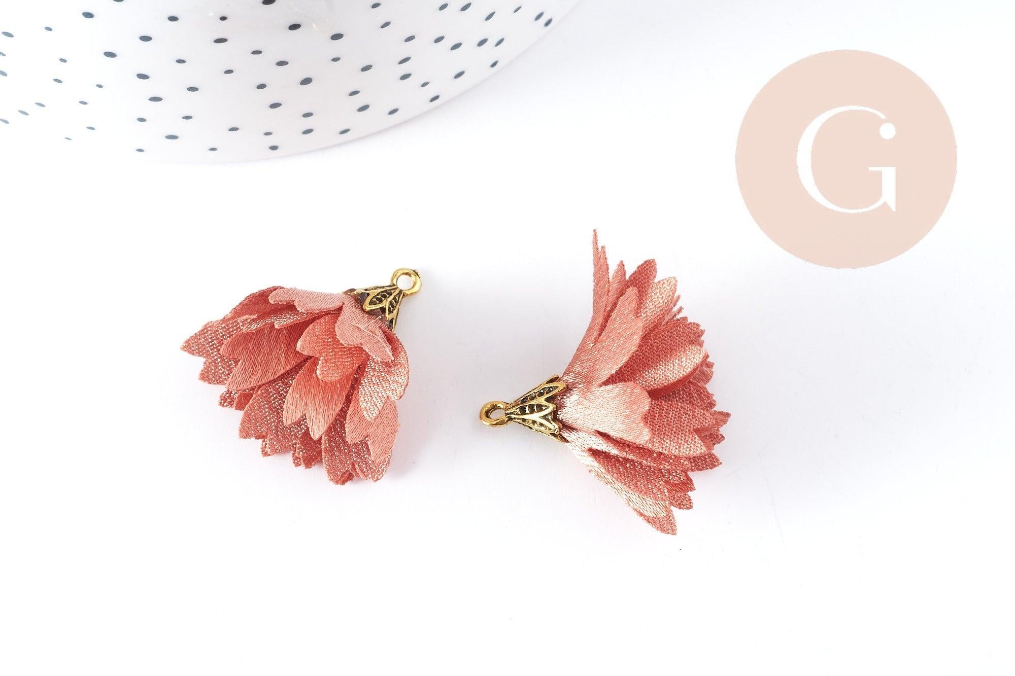 Pendentif fleur soie rose corail zamac doré 29-36mm, création bijou fleur en tissu, x2 (G8990)
