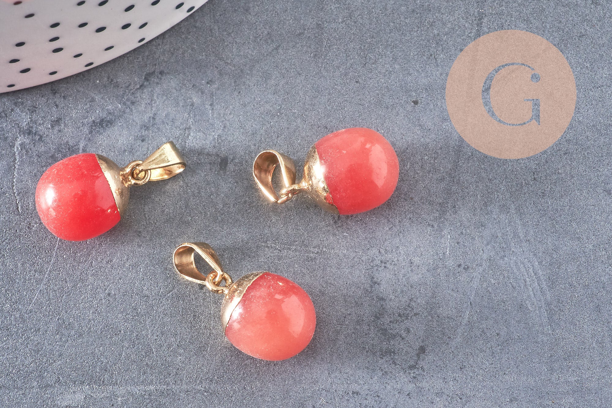 Pendentif goutte jade naturel rouge fer doré 17-19mm, x1 (G3344)