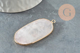Pendentif hexagone quartz rose naturel 49mm, x1 (G2506) featuring a rose quartz stone in a gold-tone bezel, resting on a textured gray surface.