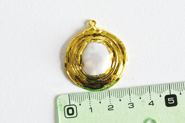 Pendentif laiton dorée perle naturelle,creation bijou femme, bijou minimaliste, bijou doré perle, cadeau anniversaire 34x31mm, x1 G5331