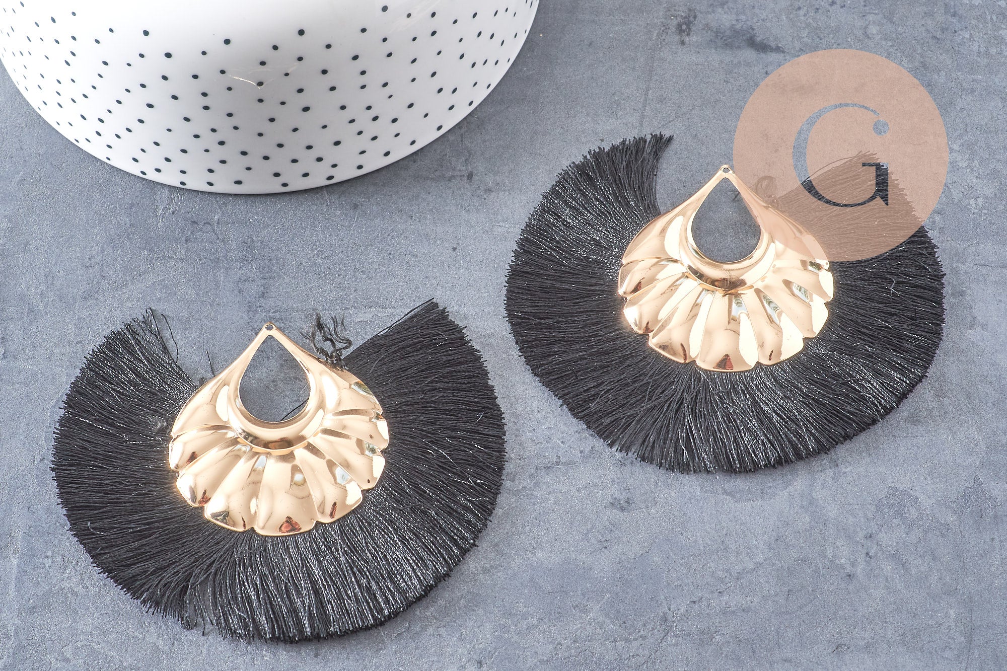 Pendentif large pompon fil noir support doré,pendentif en fil sur support doré, 85-92mm, x2 (G4533)