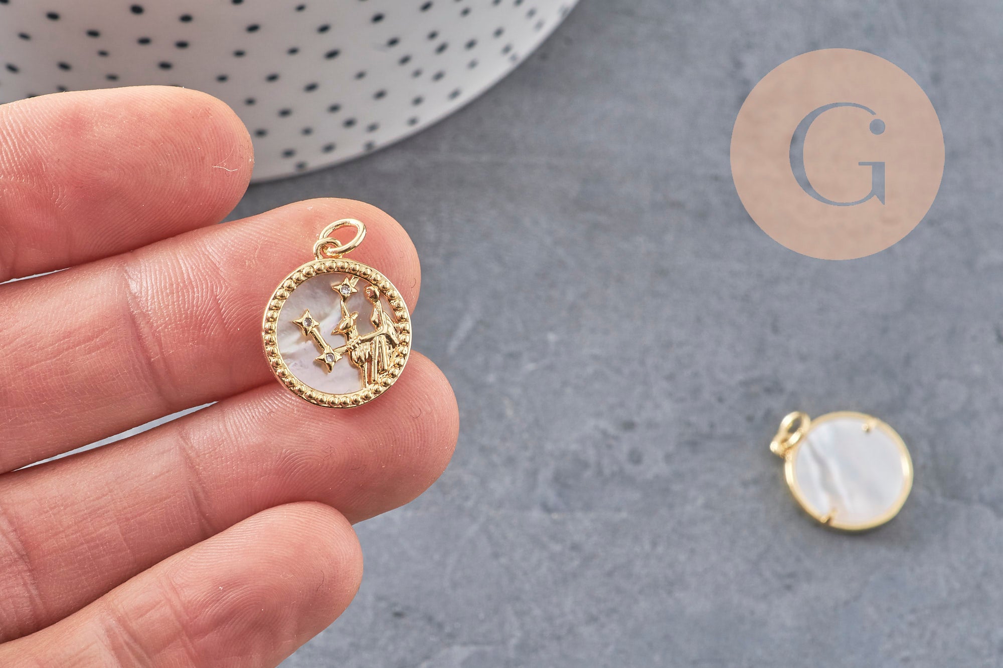 Pendentif médaille ronde Vierge nacre laiton doré 18K zircons,pendentif doré astrologique création bijoux sans nickel,17.5mm, x1 (G3481)