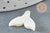 Pendentif nacre blanche naturelle queue de poisson 19mm, x2 (G4150)