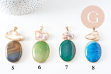 Pendentif ovale agate naturelle colorée et perle nacre 62-63mm, x1 (G2038)