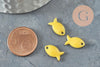Pendentif poisson laiton brut émail jaune 13.5mm, x2 (G10129)
