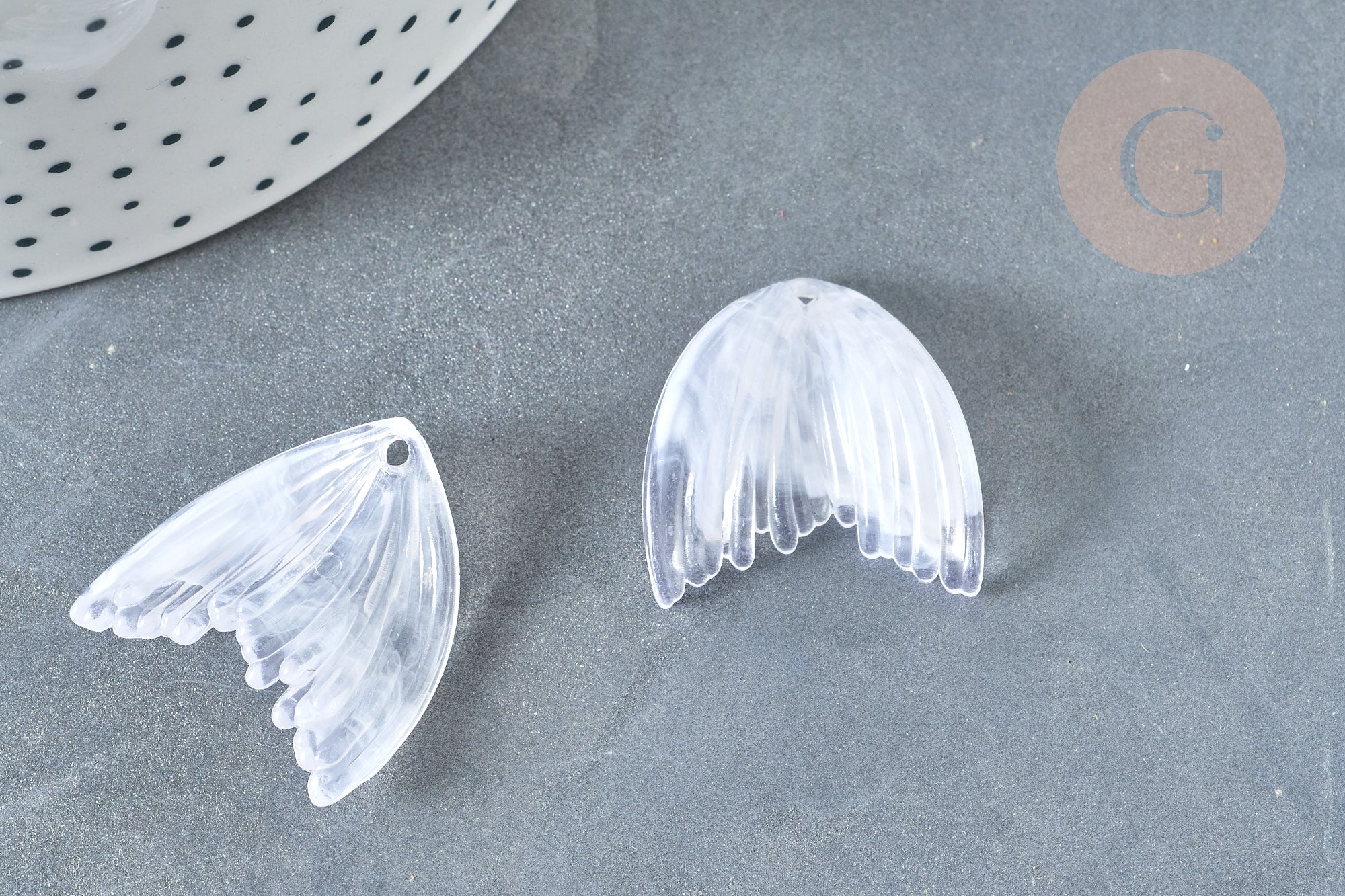 Pendentif queue de poisson acrylique blanc transparent 27mm, x2 (G7281)