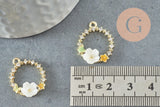 Pendentif rond fleurs zamac doré, un pendentif doré féminin et fleuri 22-23mm, x5 (G3265)